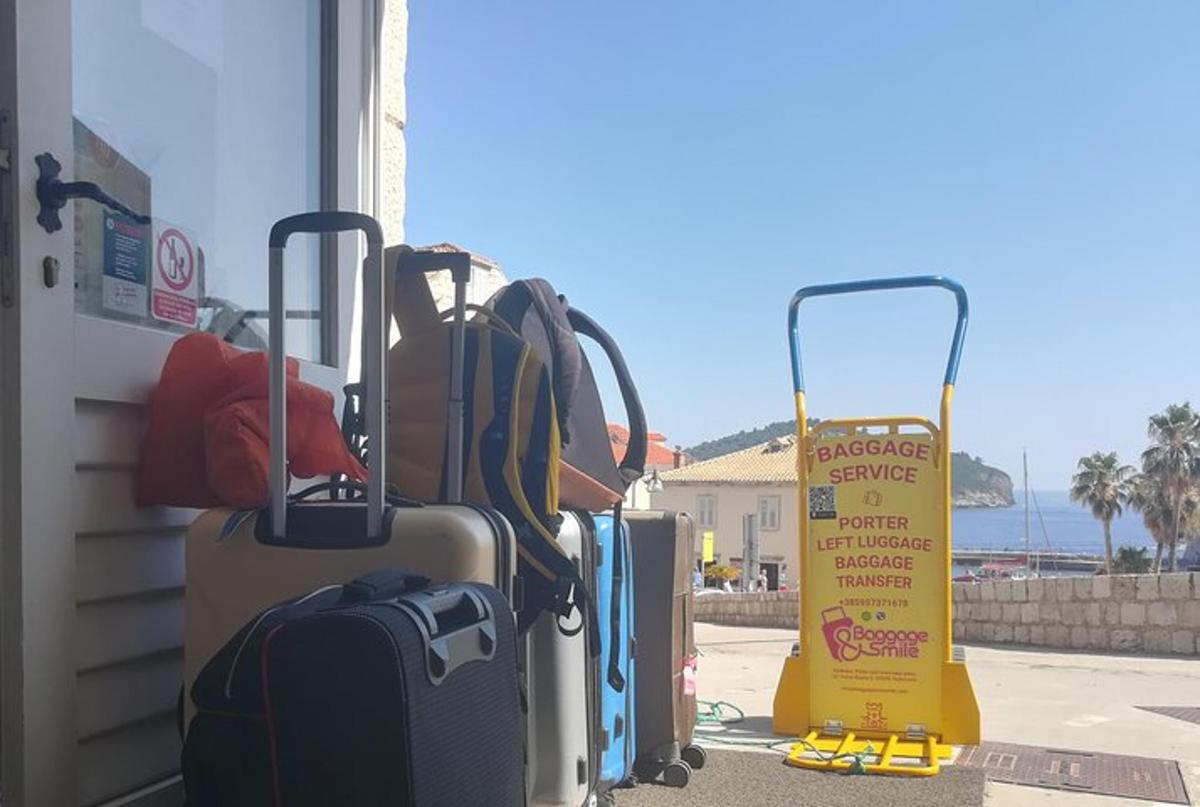 un grup de maletes aparcades al costat d'un edifici