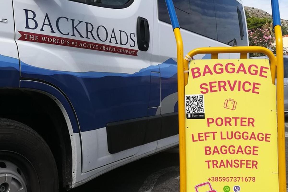 un rètol groc al costat d'un autobús