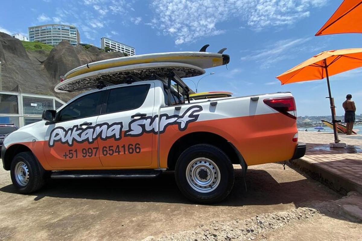 um caminhão com uma prancha de surfe em cima
