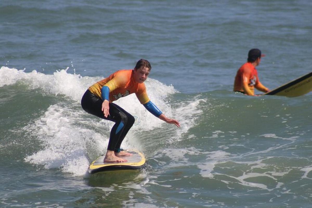 um homem pegando uma onda em uma prancha de surfe no oceano