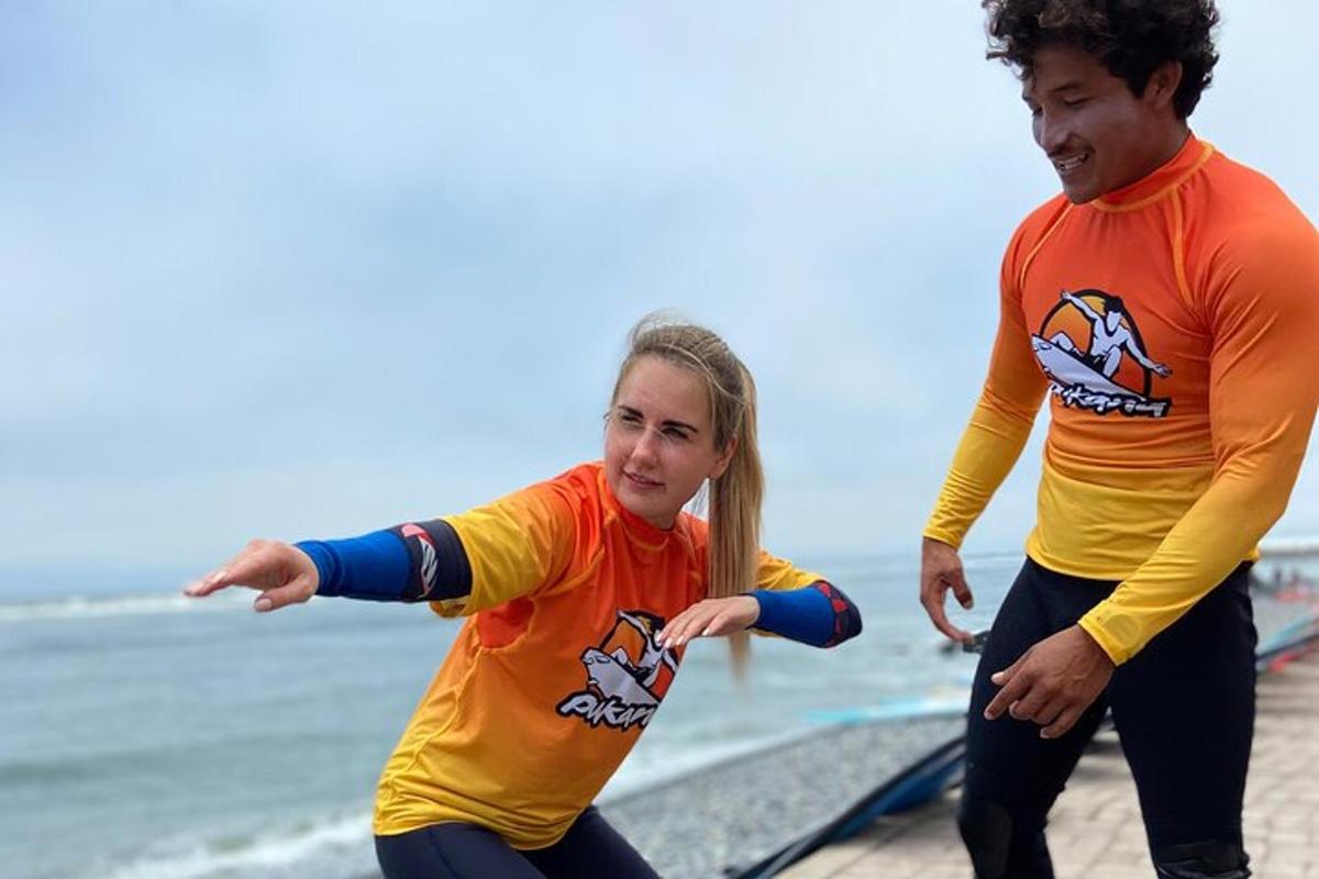 algumas pessoas em pé na praia