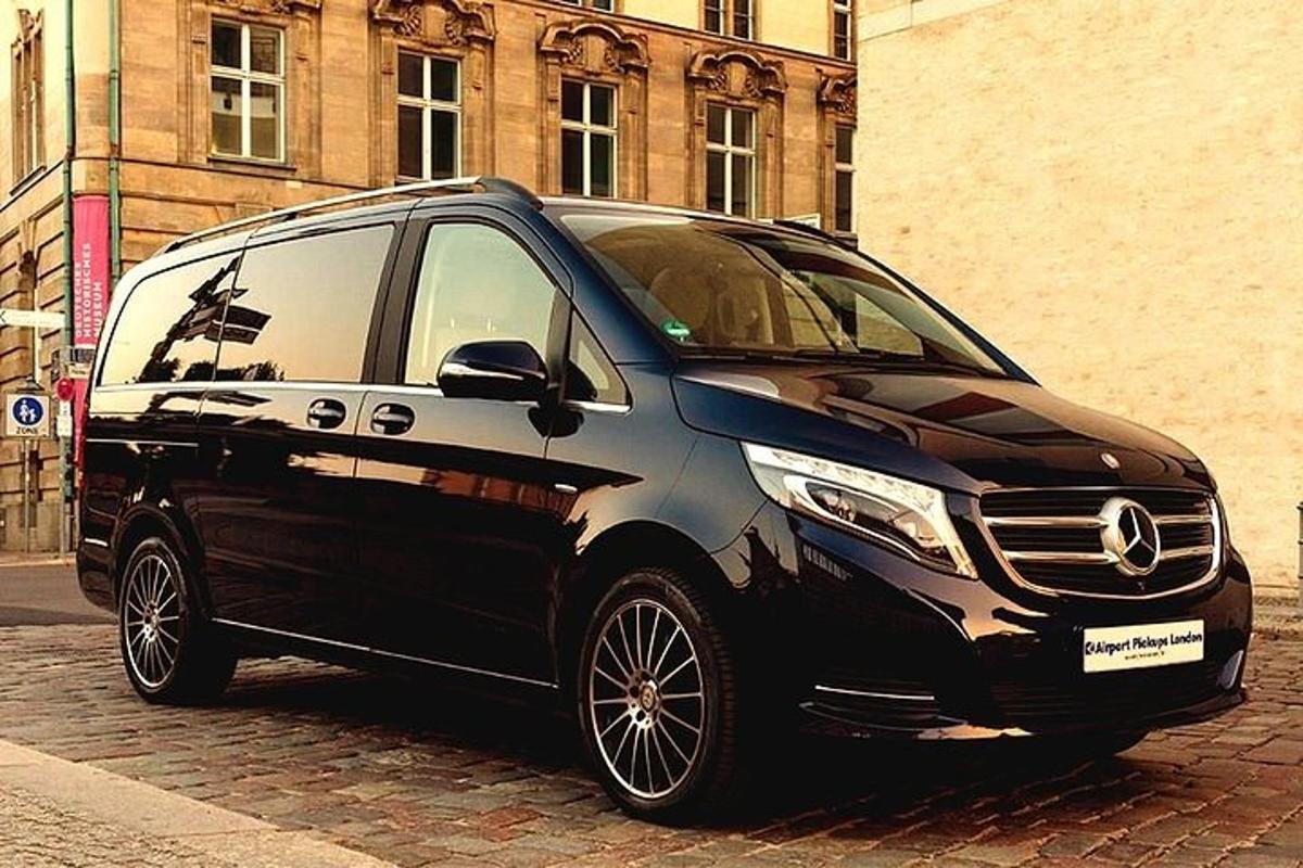 un'auto bianca e nera parcheggiata su una strada