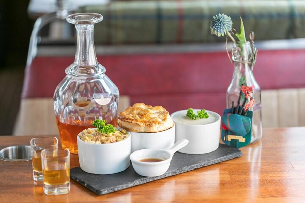 uma mesa com tigelas de comida e uma garrafa de vidro