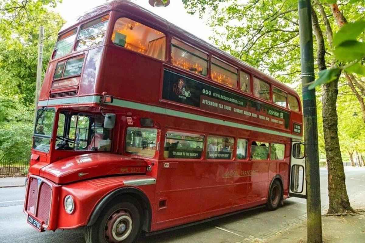 um ônibus vermelho de dois andares passando pela rua