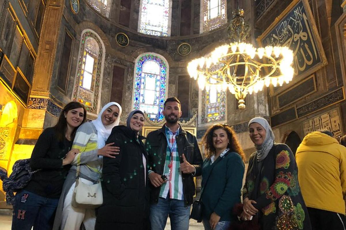 grupp inimesi poseerib kirikus pildi jaoks