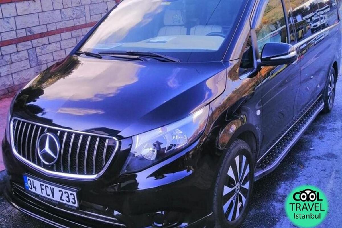 modré auto zaparkované na parkovišti