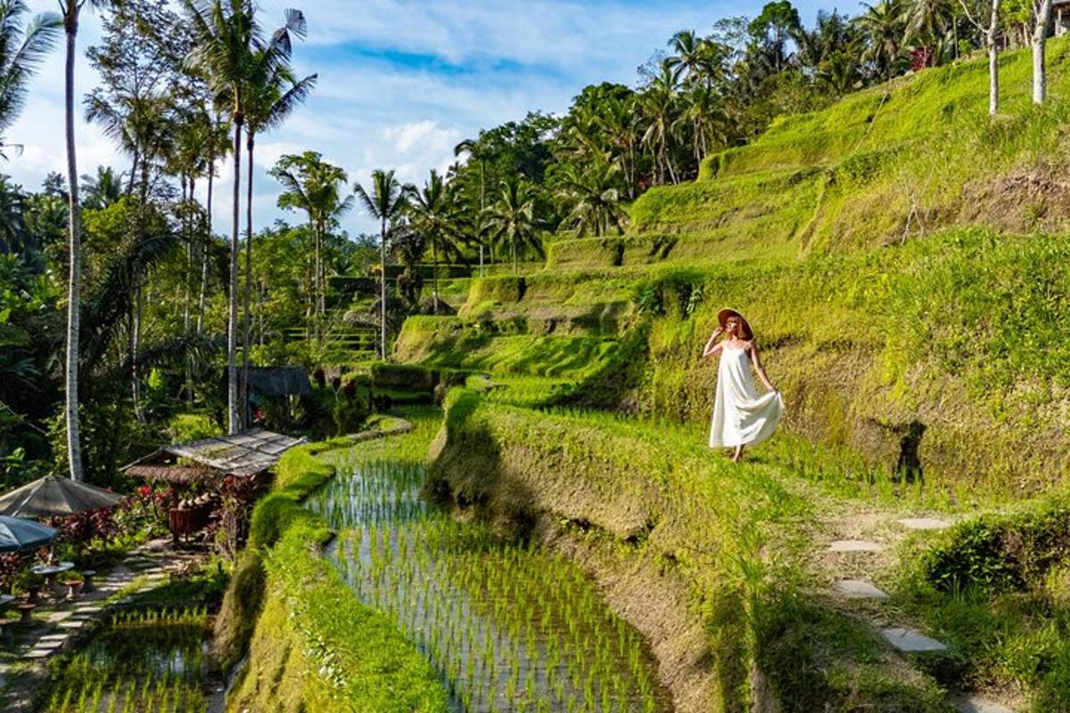 một người phụ nữ mặc váy trắng đang đi trên đồi