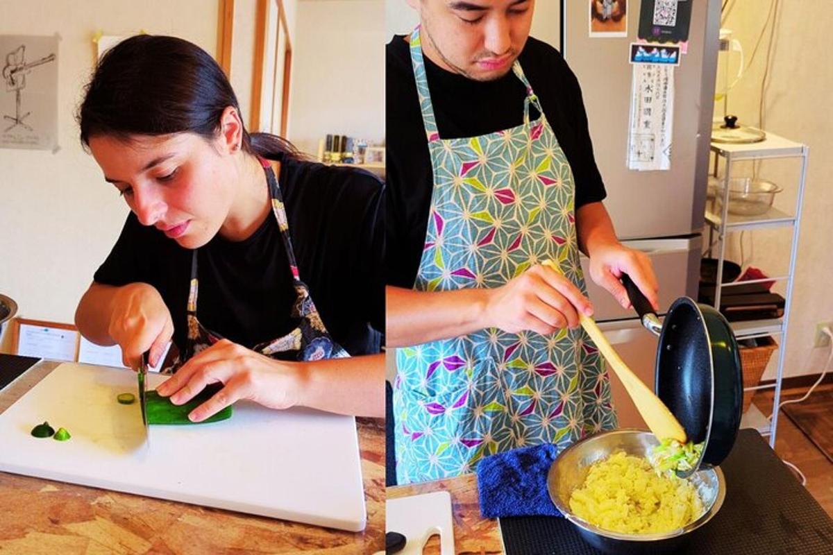 deux femmes préparent de la nourriture dans une cuisine