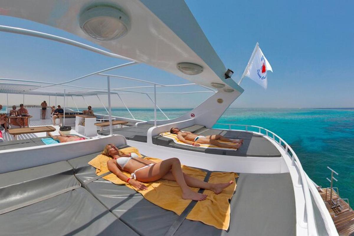 due donne sdraiate sul ponte di uno yacht