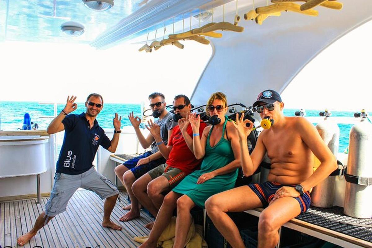 un gruppo di persone sedute su una barca