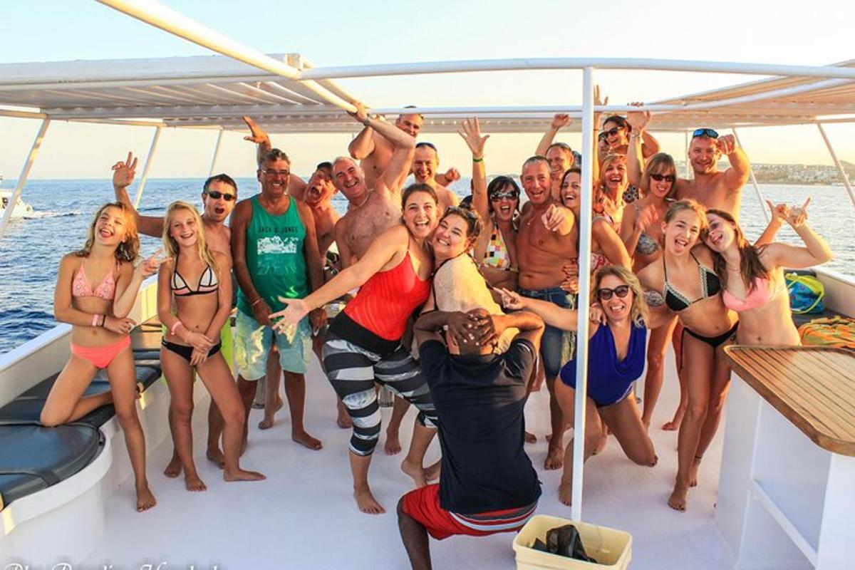 un gruppo di persone in posa per una foto su una barca