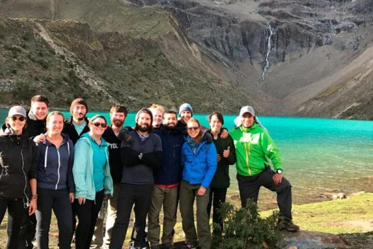 eine Gruppe von Menschen steht vor einem See