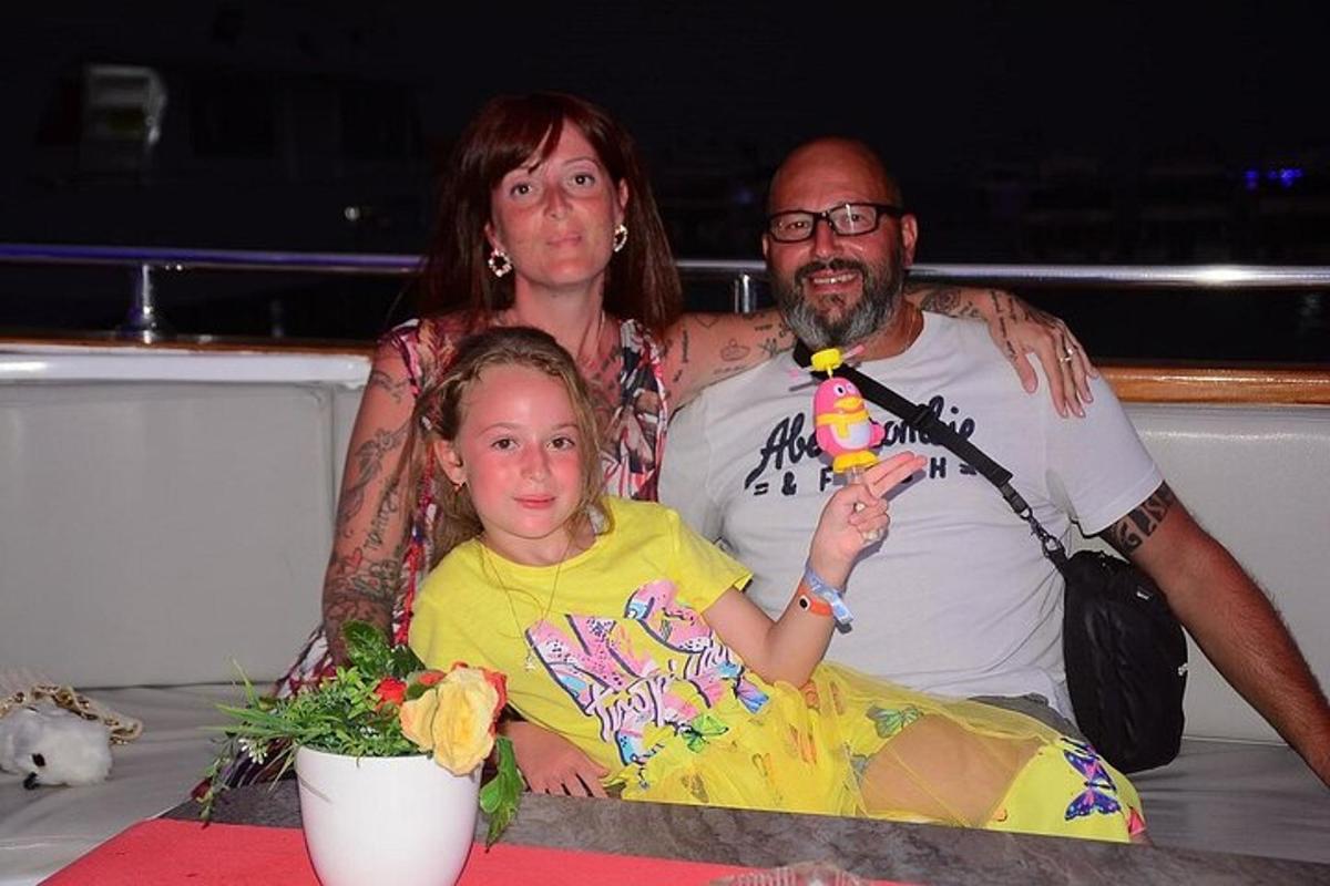 žena a muž sedící vedle malé holčičky