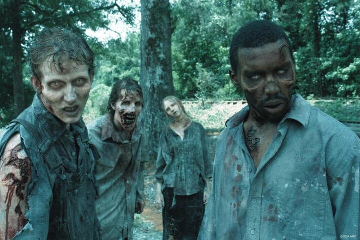 un grup de zombis caminant pel bosc