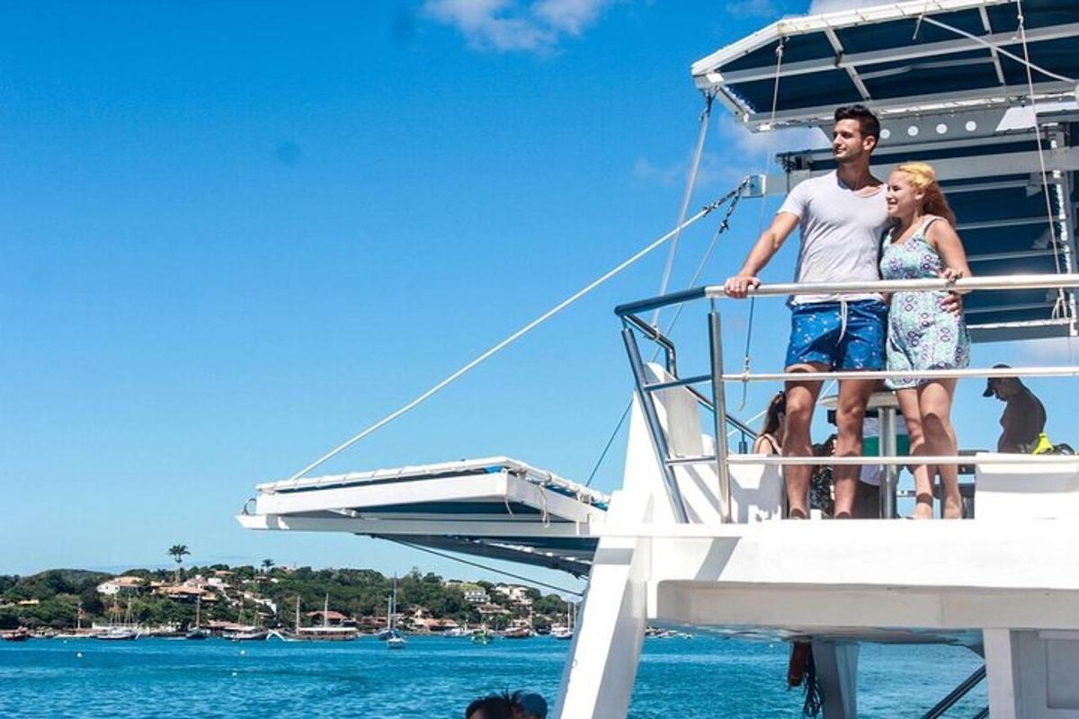 ένας άντρας και μια γυναίκα που στέκονται σε μια βάρκα