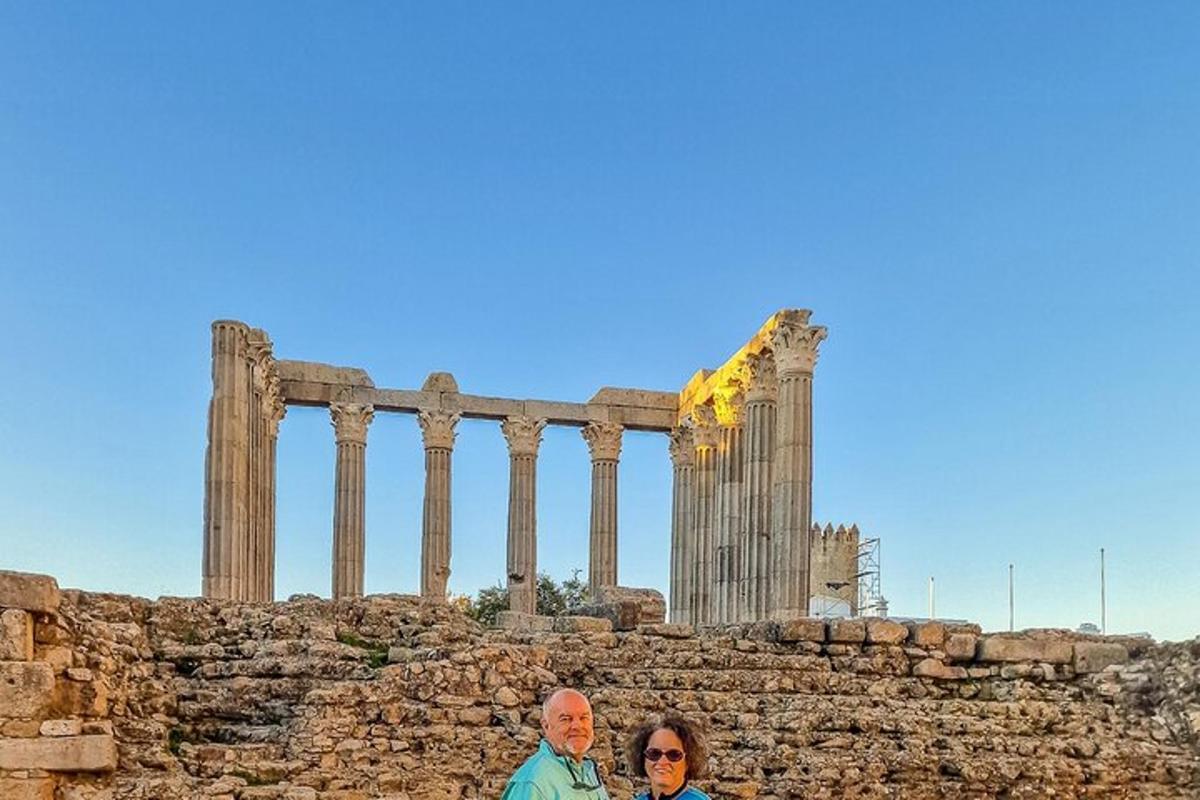 um homem e uma mulher em pé em frente a um templo