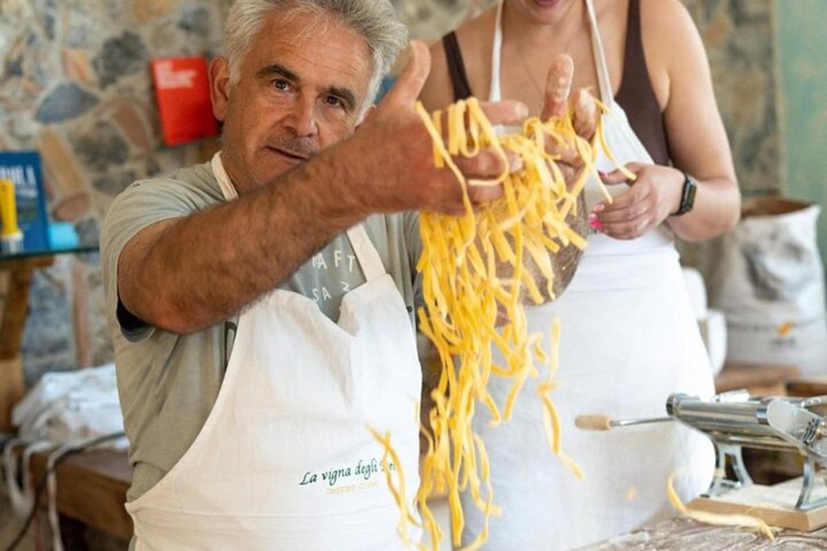 mees hoiab käes hunnikut spagette