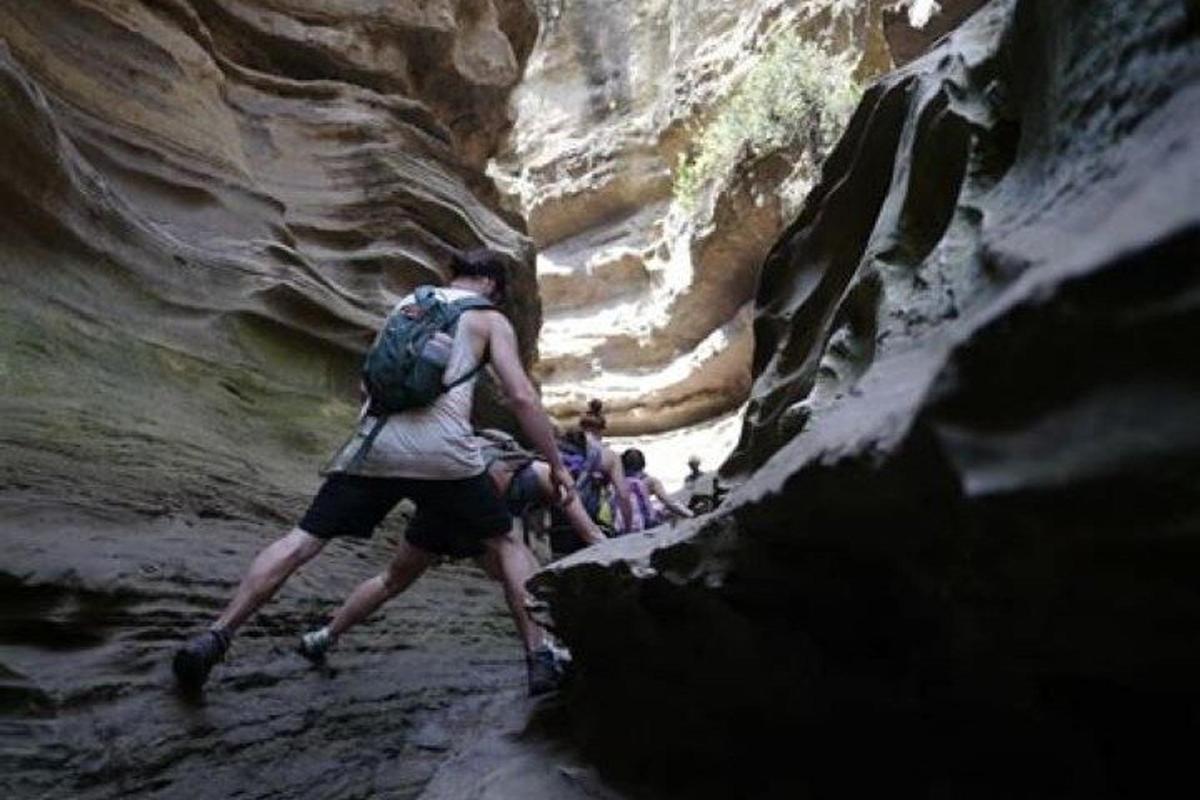 eine Gruppe von Menschen, die durch eine Schlucht wandern