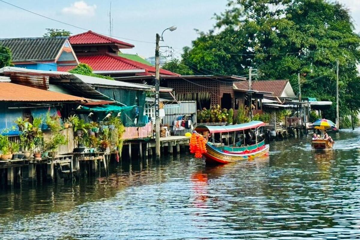 sebuah perahu berlabuh di sebelah sebuah rumah di sungai