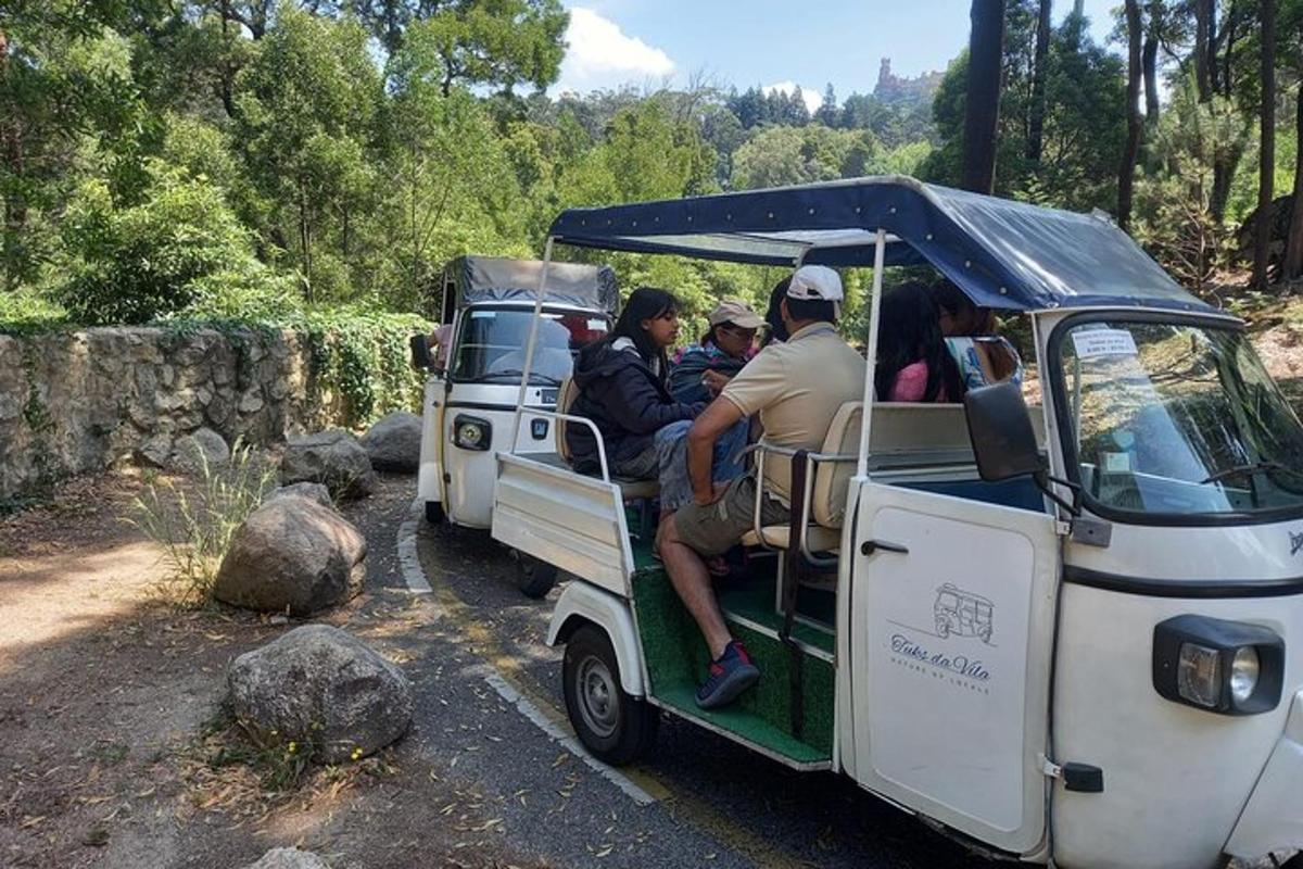 un gruppo di persone a bordo di un golf cart