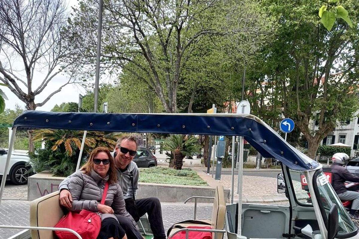 un uomo e una donna seduti su un golf cart