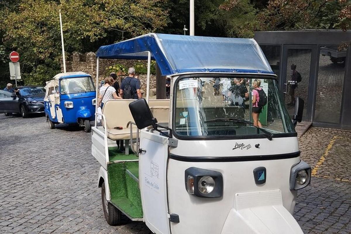 un piccolo veicolo con il tetto blu su una strada