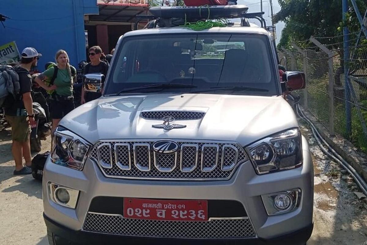 stříbrné SUV zaparkované na kraji silnice