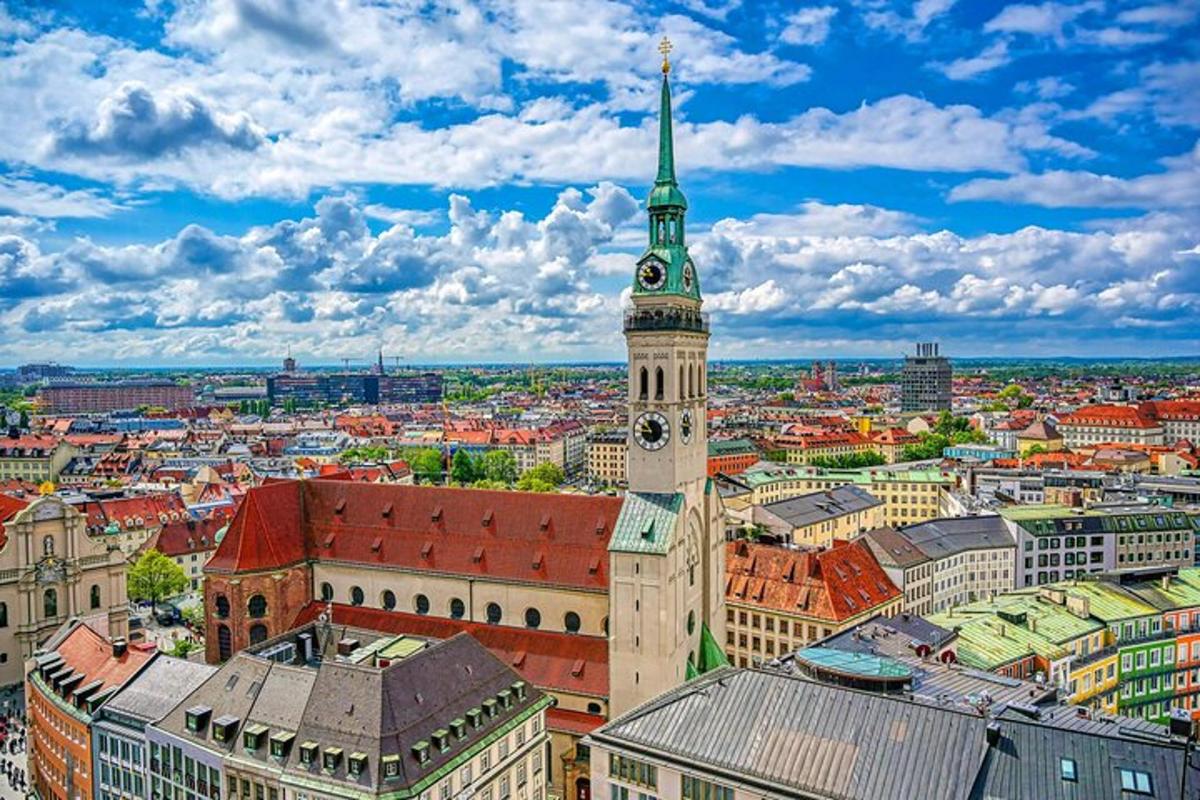 pohled na město s hodinovou věží