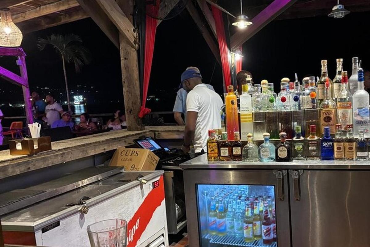 bar s mnoha lahvemi nápojů