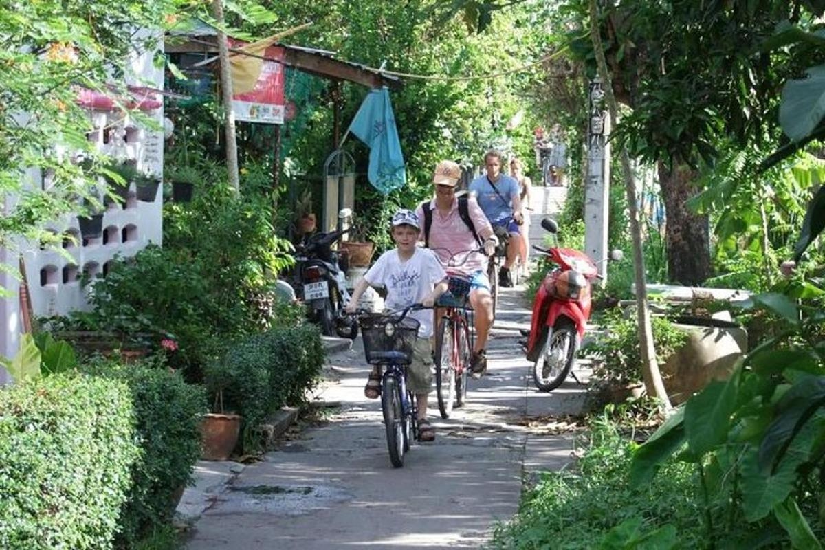 μια ομάδα ανθρώπων που κάνουν ποδήλατο σε ένα πεζοδρόμιο