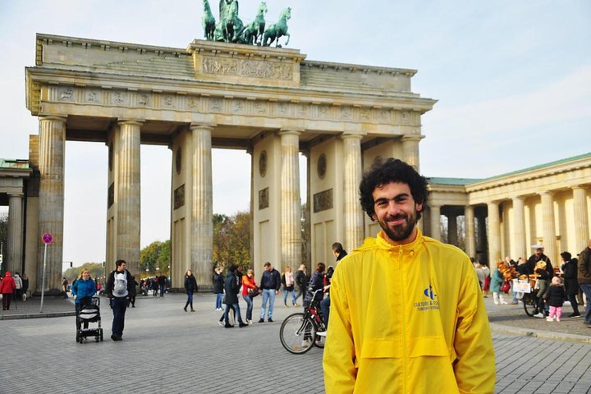 um homem parado em frente a um grande edifício