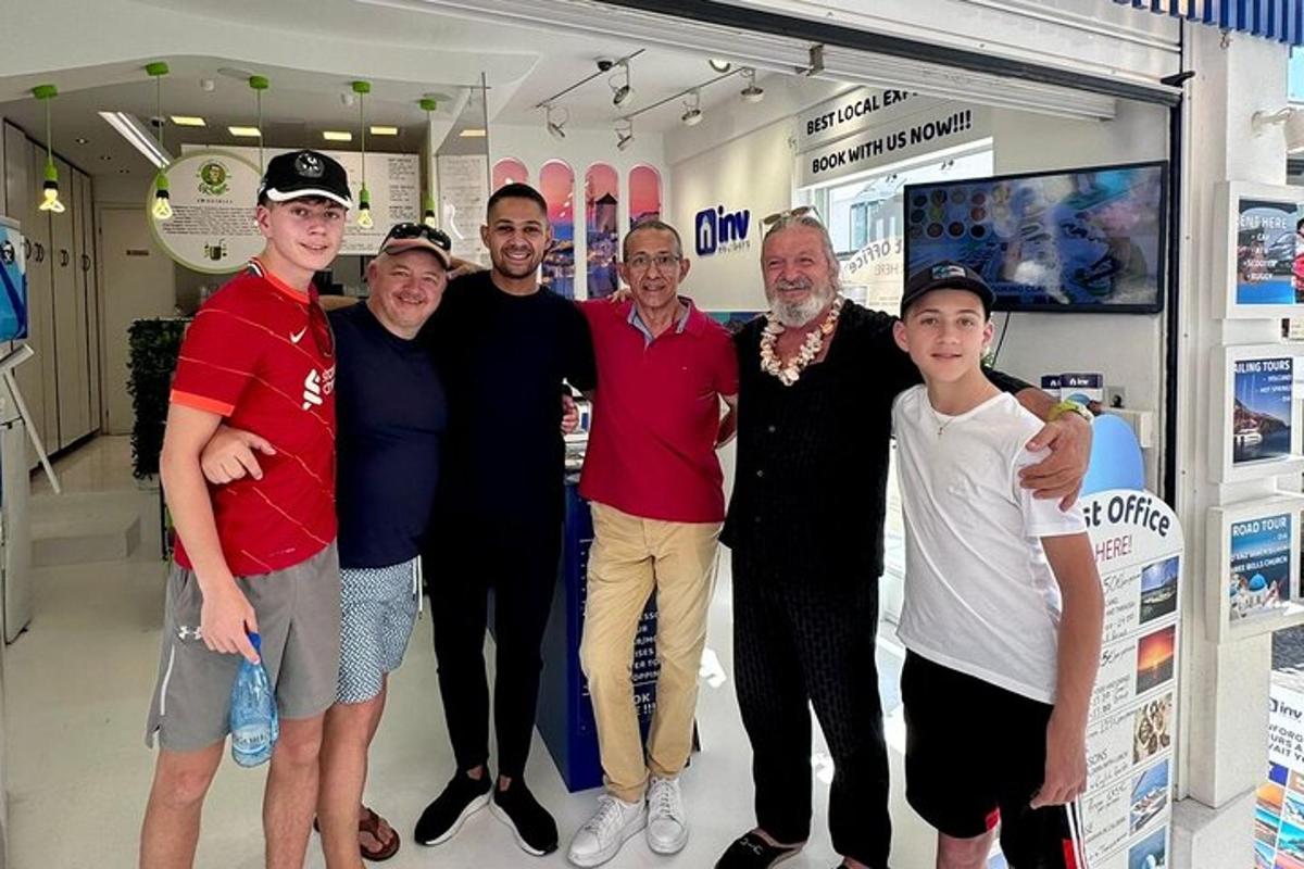 un grup de persones posant per a una foto en una botiga