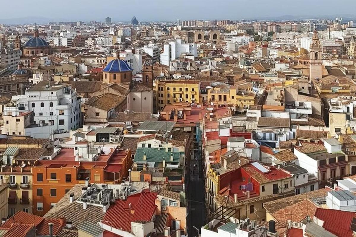 uma vista aérea de uma cidade com edifícios