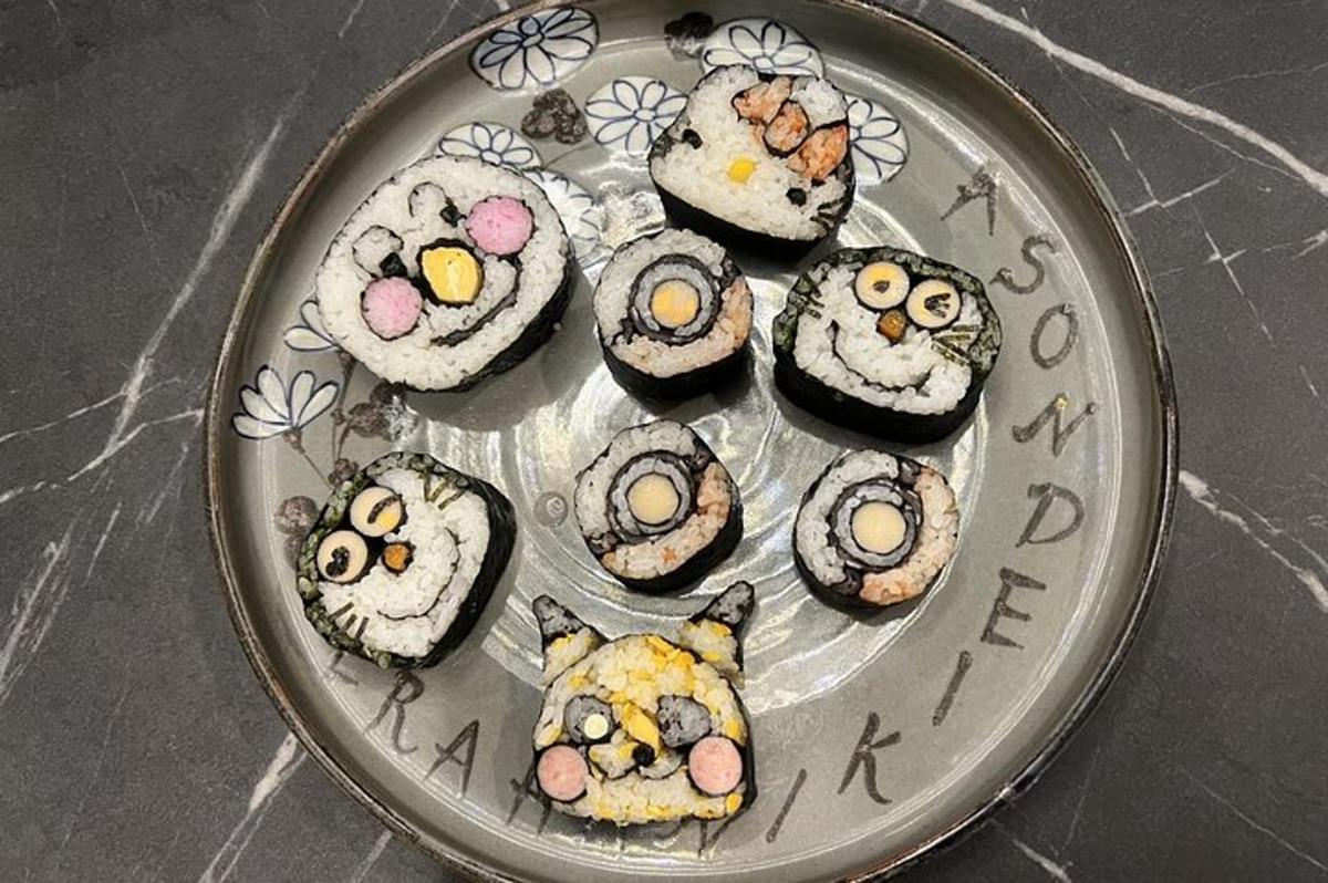 sepinggan makanan dengan kek cawan kucing di atasnya