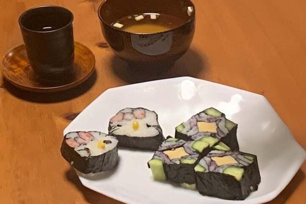 pinggan putih dengan sushi dan secawan kopi