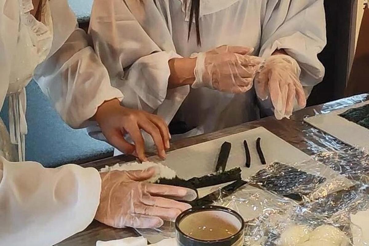 sekumpulan orang yang menyediakan makanan di kaunter