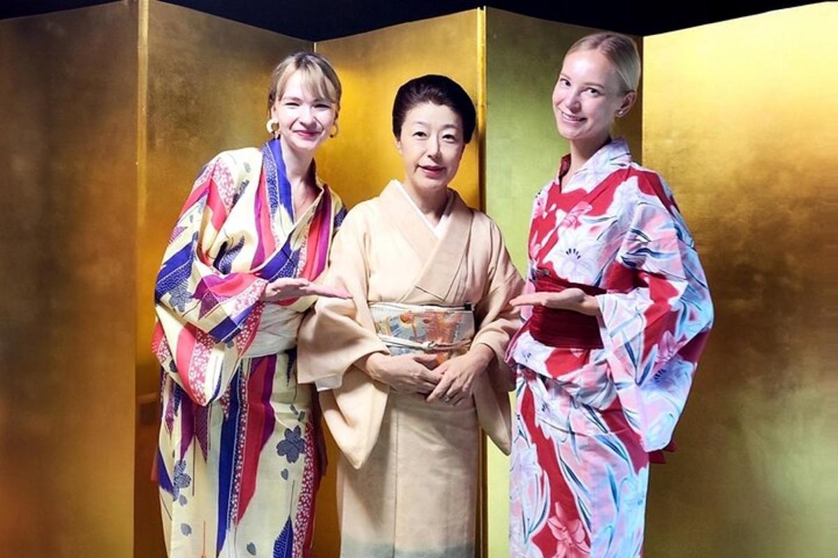 三位身着和服的女子合影
