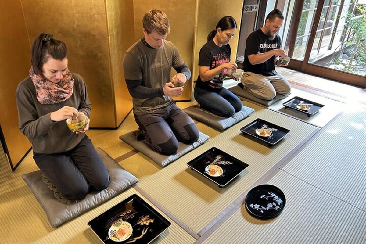 sekumpulan orang duduk di atas lantai makan sushi