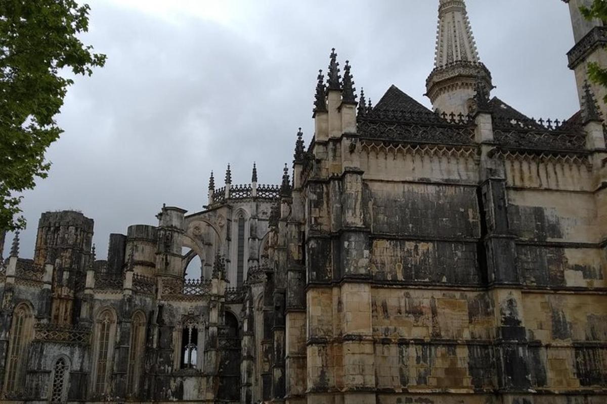 starý hrad s věží na vrcholu