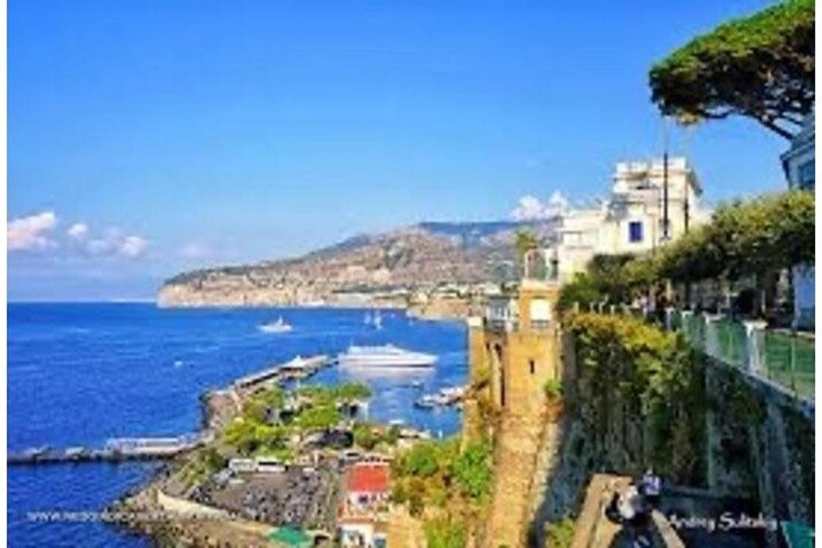 una vista dell'oceano da una collina con una città