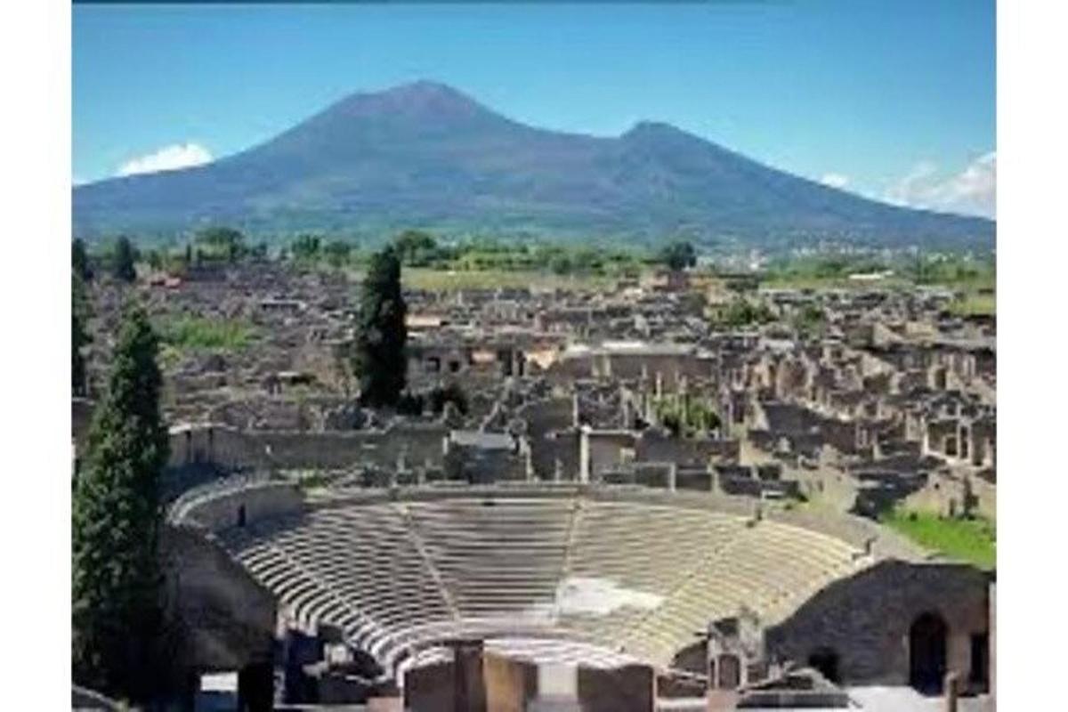 una vista di un anfiteatro con una montagna sullo sfondo