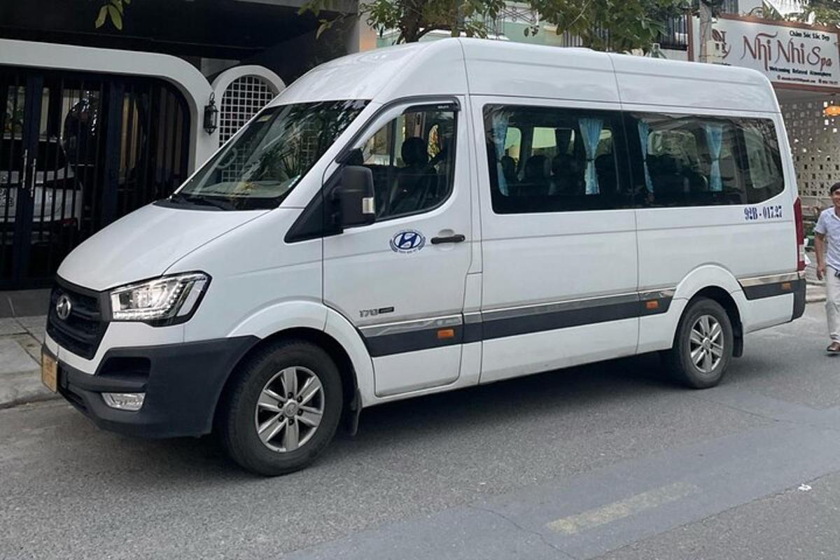 o dubă albă parcată pe marginea străzii