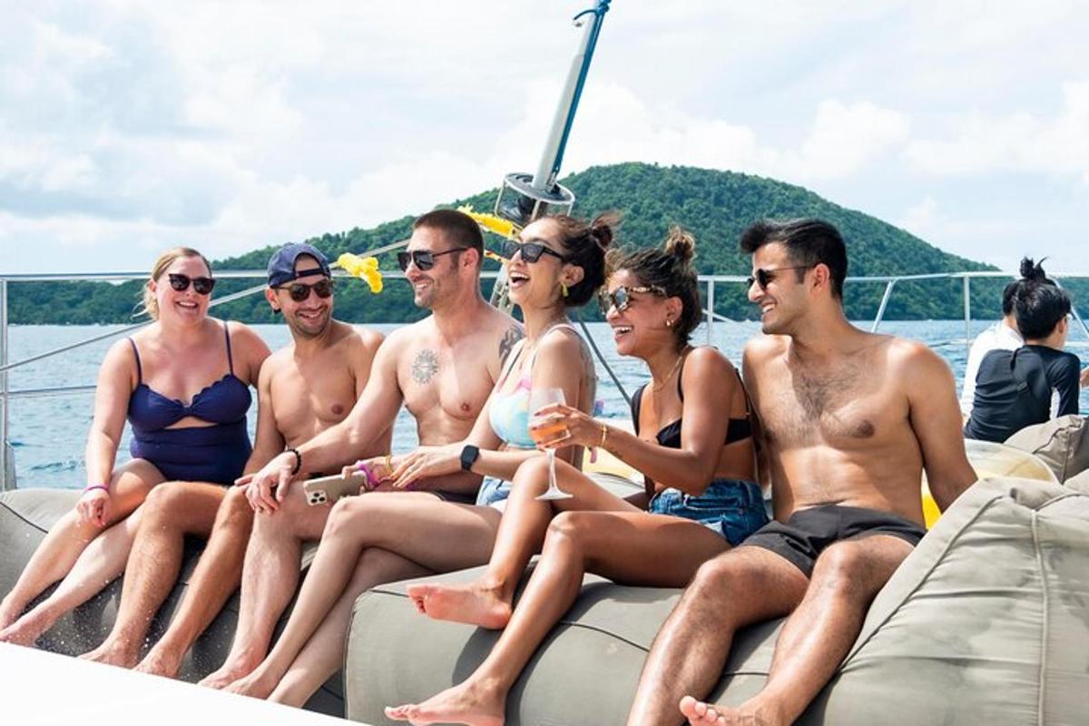 Un grupo de personas sentadas en un bote en el agua.