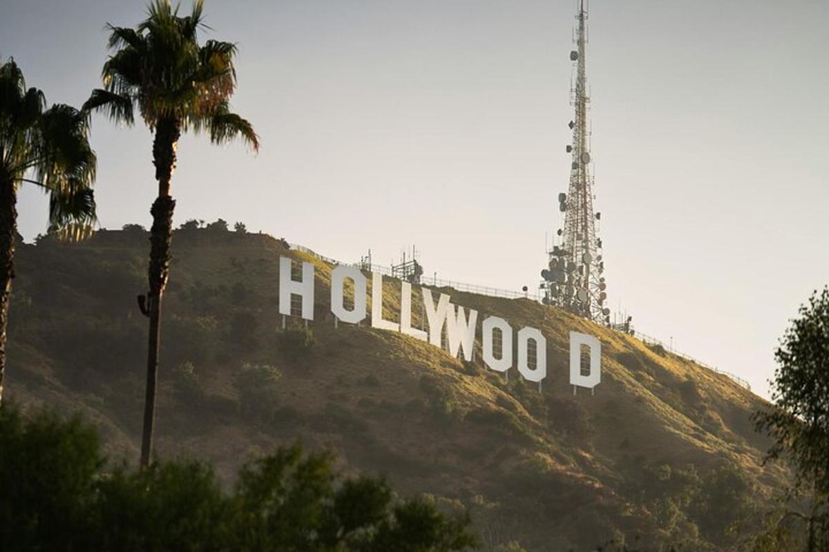 isang hollywood sign sa tuktok ng isang burol na may tore