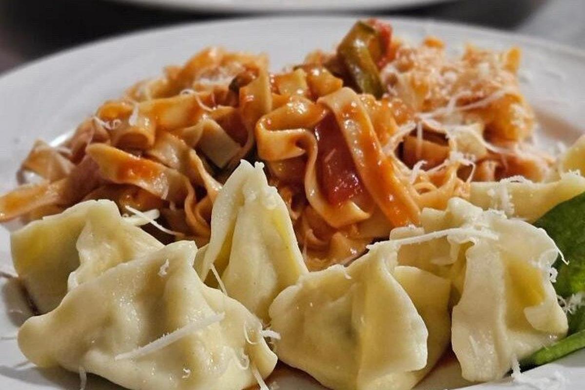 một đĩa ravioli với phô mai và nước sốt