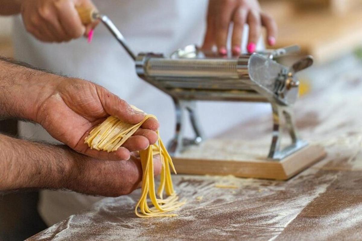 un uomo sta usando una macchina da cucire con la pasta