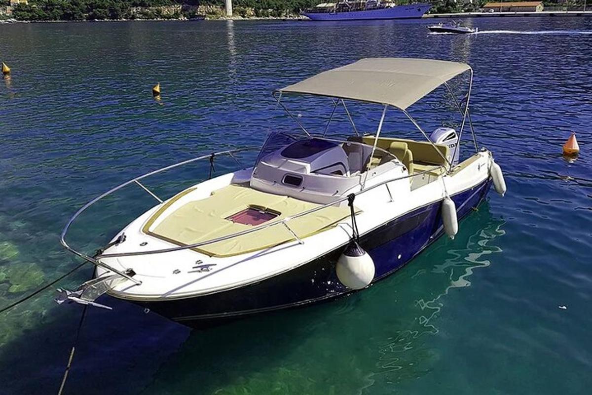 um barco está atracado em um corpo d'água