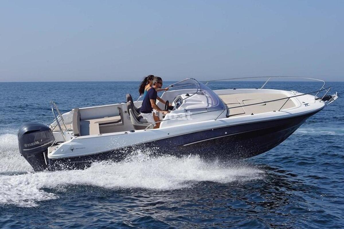 uma mulher em um barco na água