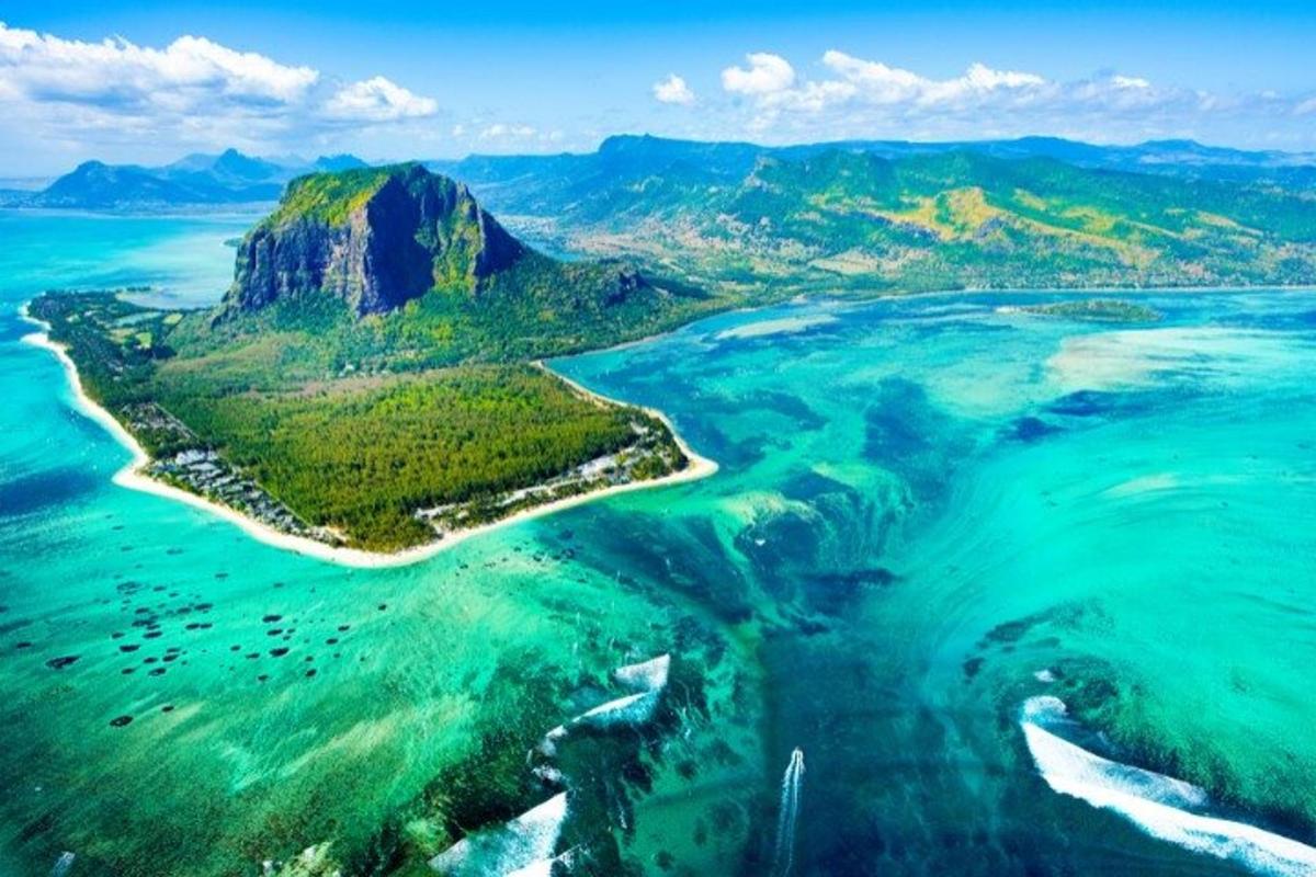 una vista aerea di un'isola nell'acqua