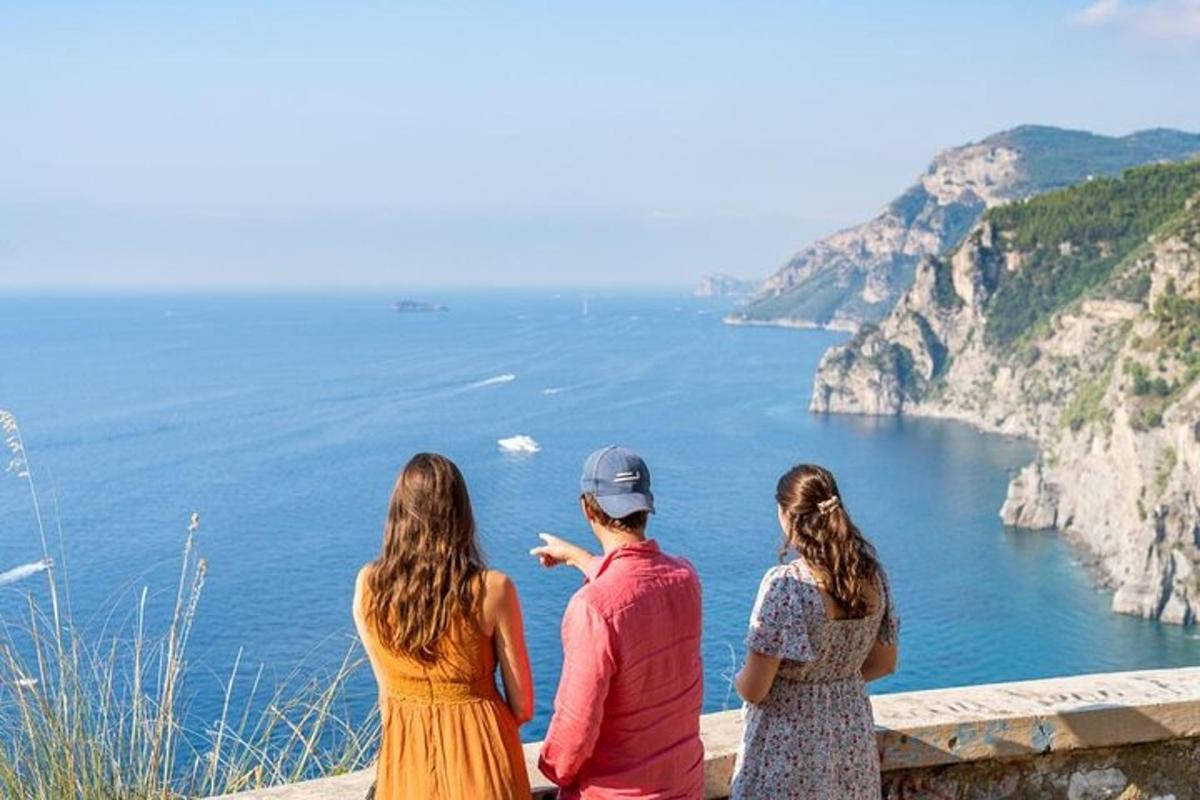 grupp inimesi vaatab Amalfi rannikut
